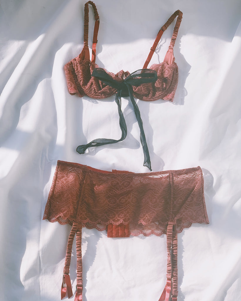 vintage red lace bra & suspender set. – liar liar.